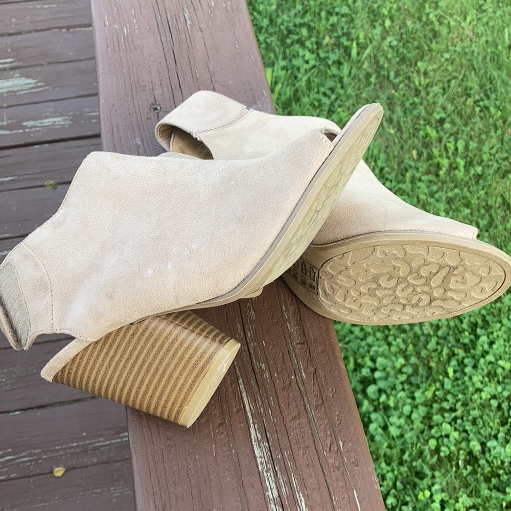 Quipid peeptoe size 8.5 neutral color tan